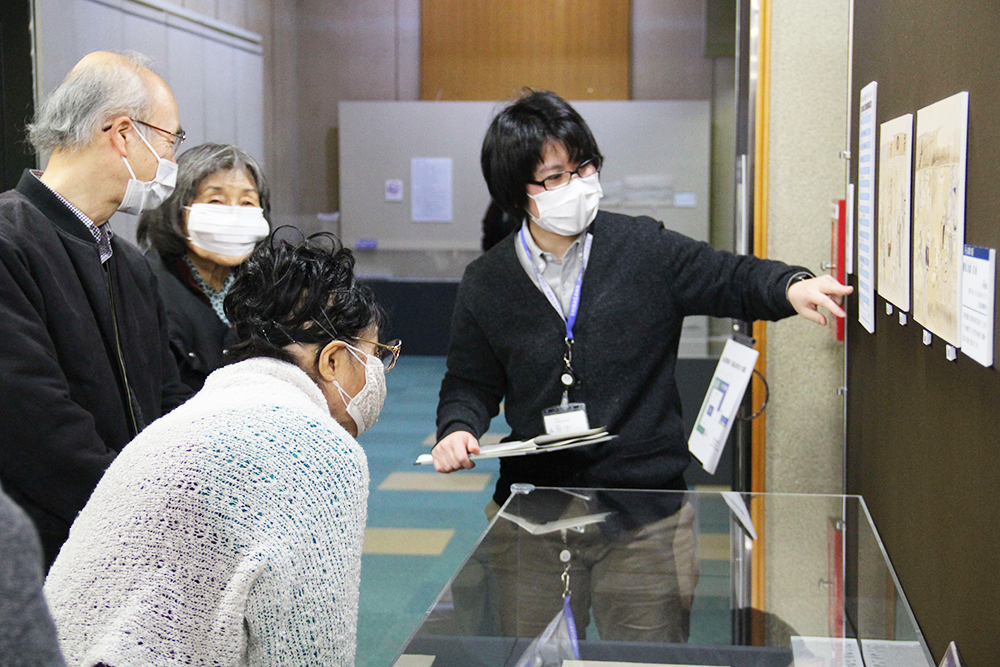 学芸員によるガイドの様子