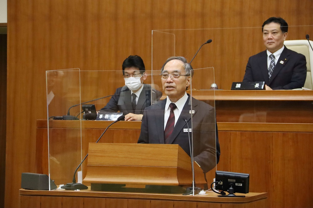 施政方針を話す濱野区長