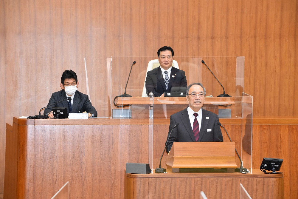 濱野区長・渡辺議長・米田区議会事務局長