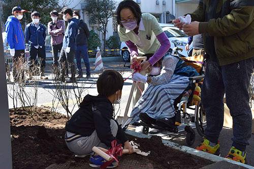 植樹するセンター利用者とみゃっこ隊家族