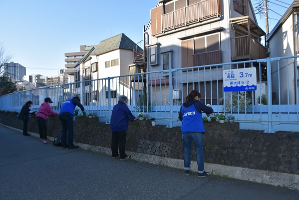 花を植えるローソンの方々