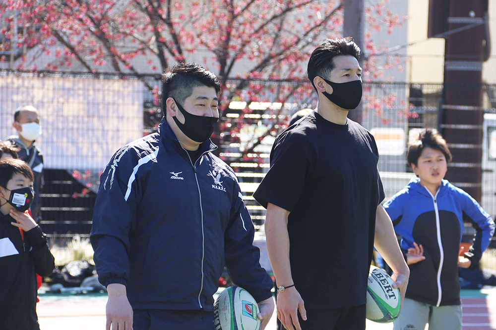 ラグビー体験で講師を務めた笠原さんと鶴ケ崎さん