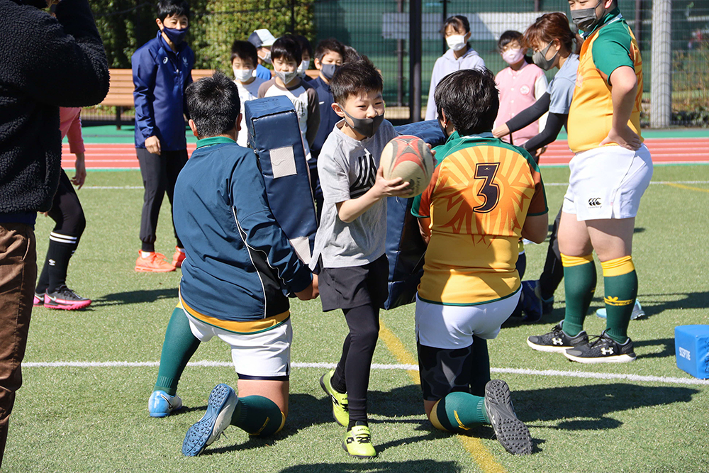 タックルを交わす子ども