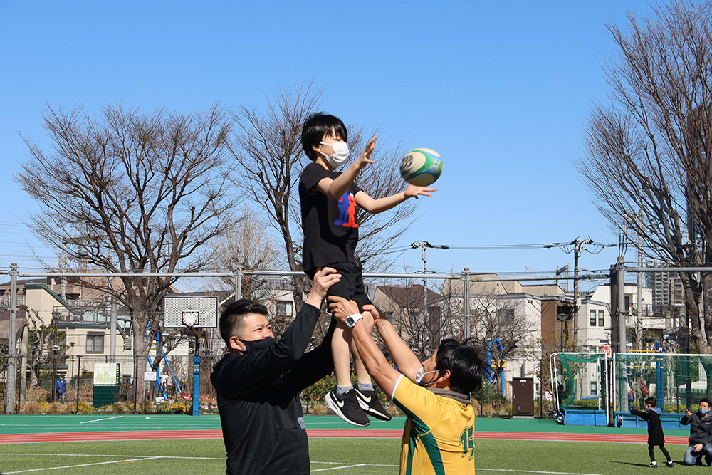 ラインアウトを体験する子ども