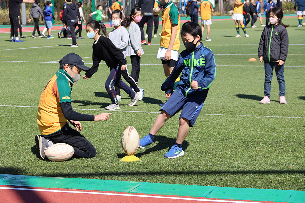 プレースキックを体験する子ども