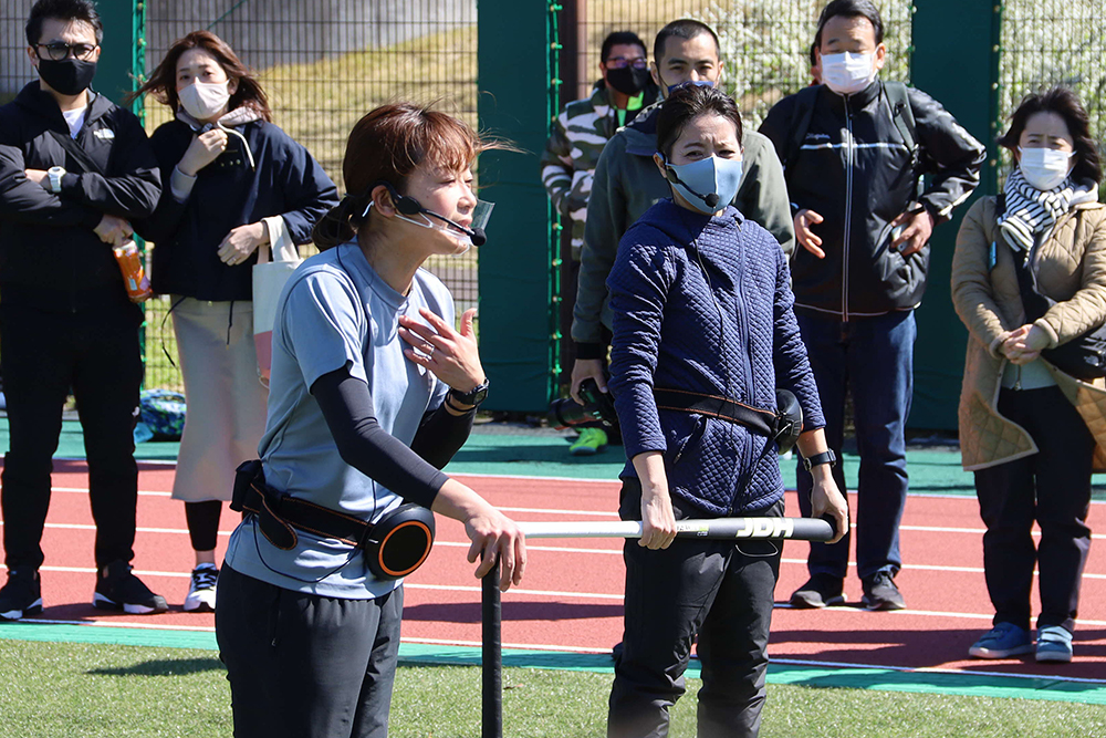 ホッケー体験で講師を務めた藤尾さんと松原さん