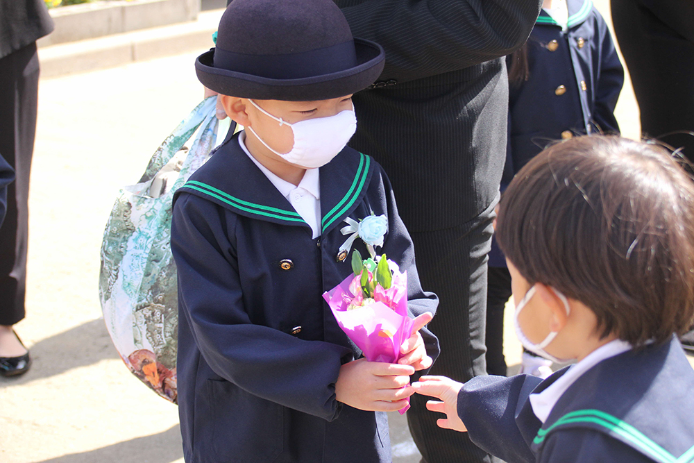 在園児から花束を受け取る修了児