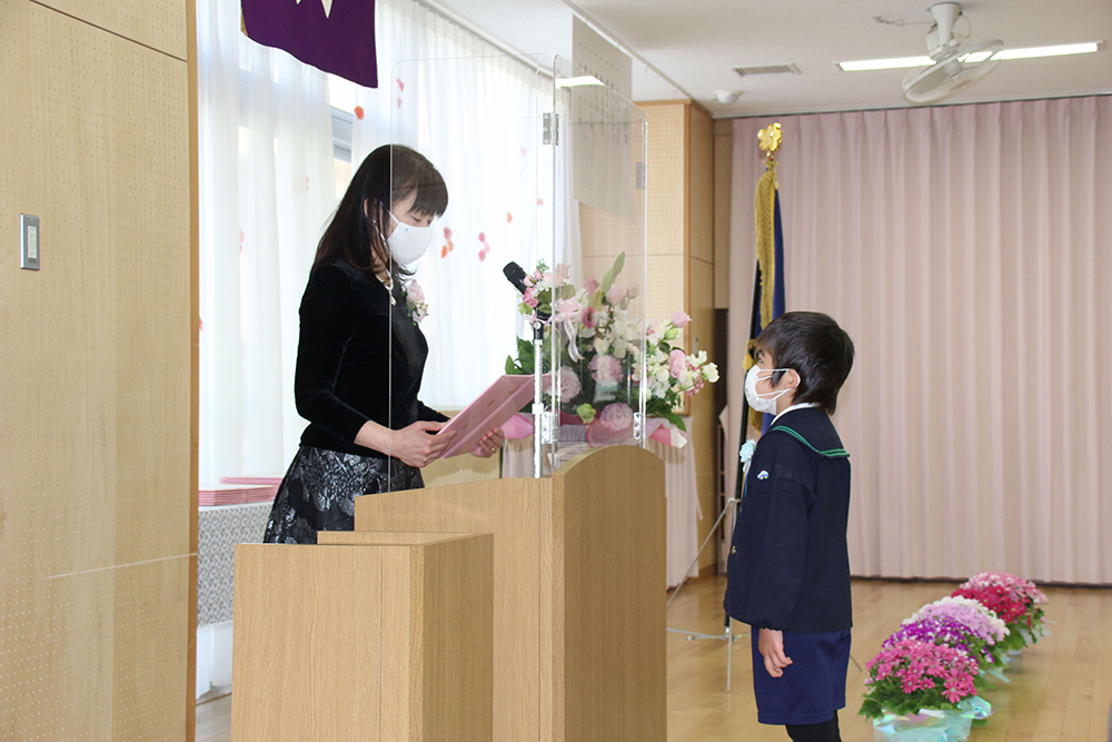 山崎園長から修了証書を受け取る園児