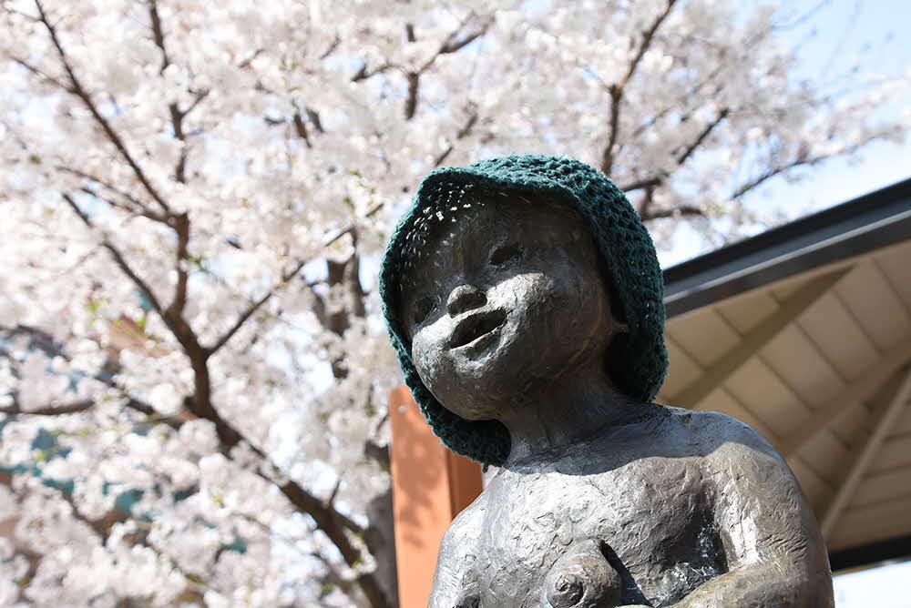 桜をバックに三木公園の子供の像
