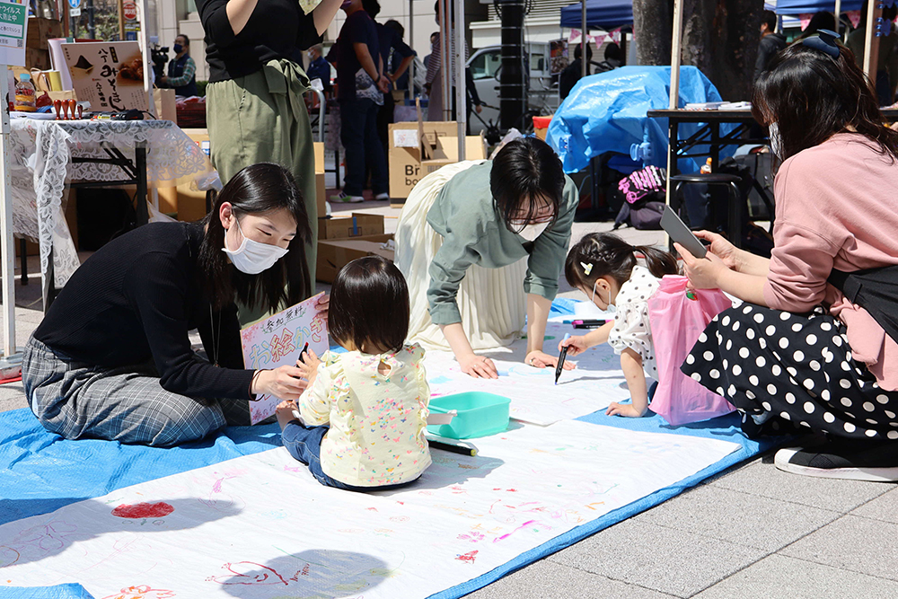 子どもたちが楽しめるお絵描きコーナーも