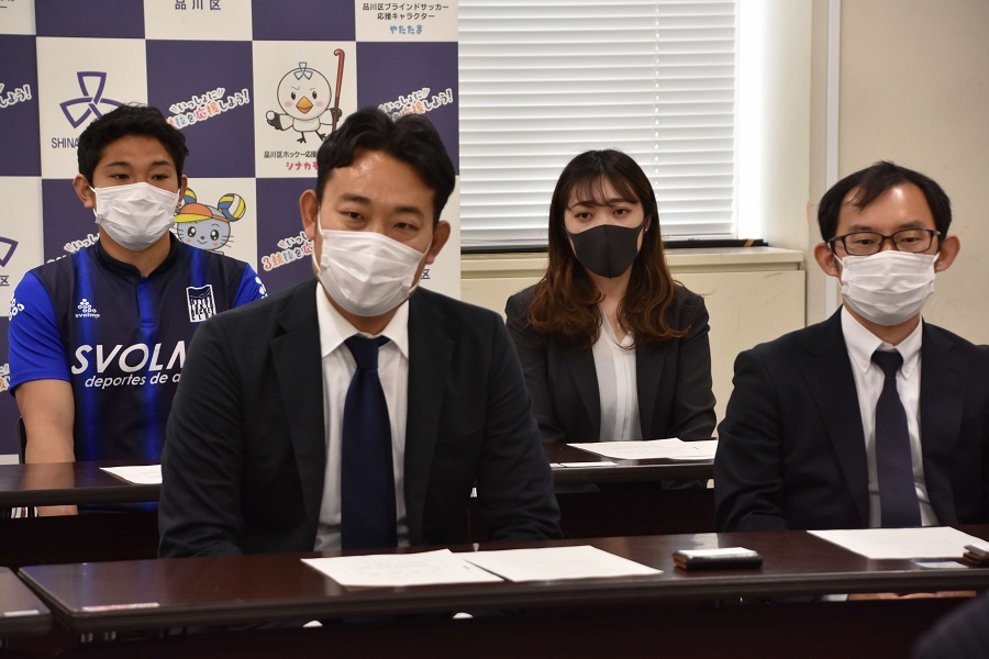 左から 石井選手、多氣代表理事、大友主務、長谷川理事