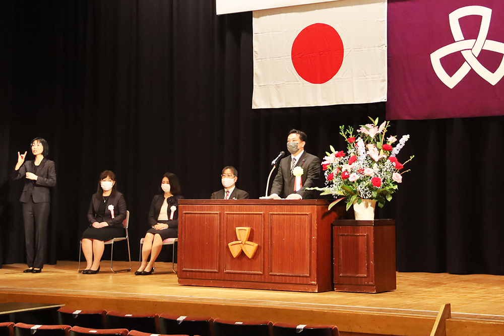 祝辞を述べる渡辺品川区議会議長