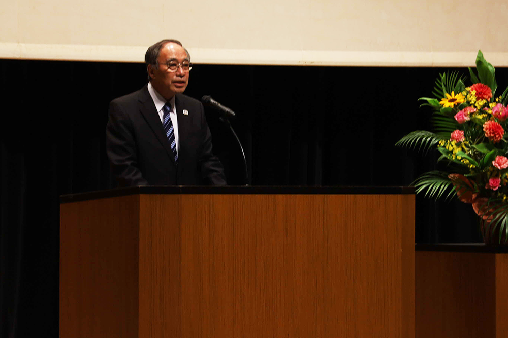 あいさつをする濱野区長