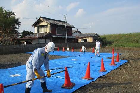 置き場の区画を作る職員