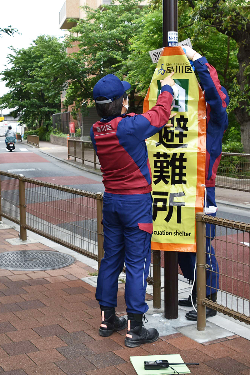 避難所看板取り付け作業