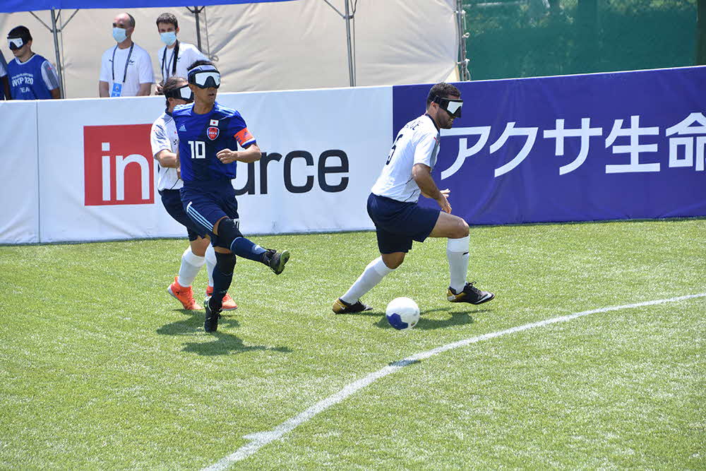 シュートする川村選手