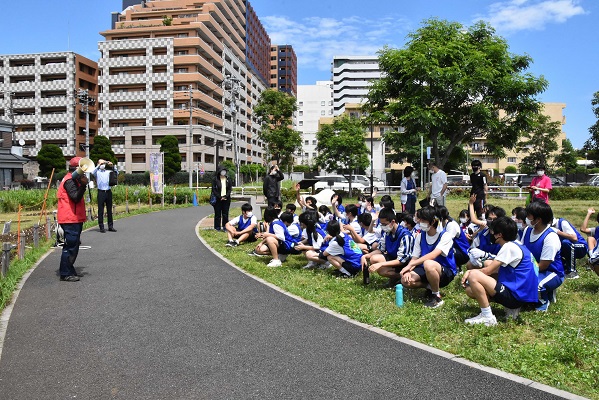 子どもたちに説明をする永尾さん