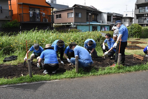 球根を植え津地区委員の方々