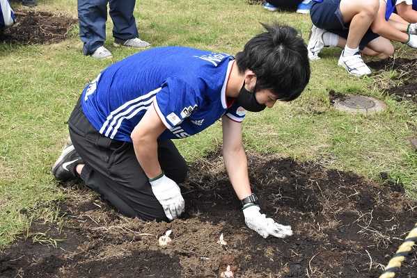 丁寧に土をかぶせる男性