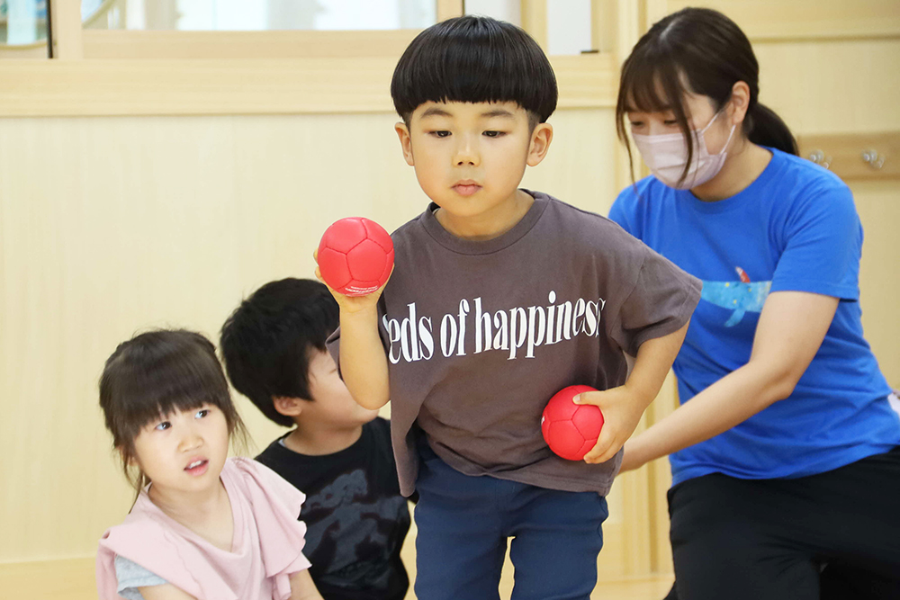 園児がボールを投げている様子