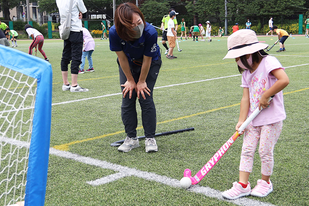 子どもに教える藤尾さん