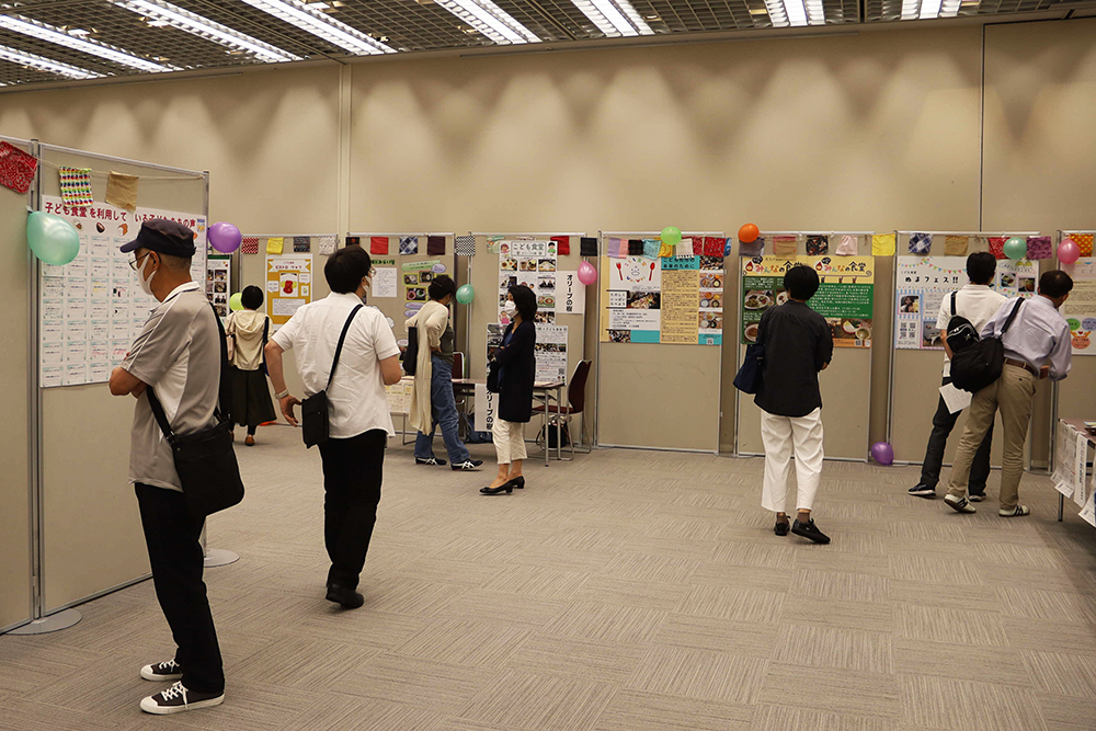 パネル展を見学する来場者