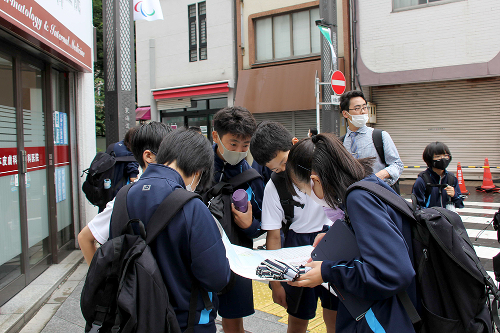 地図で次の行き先を確認