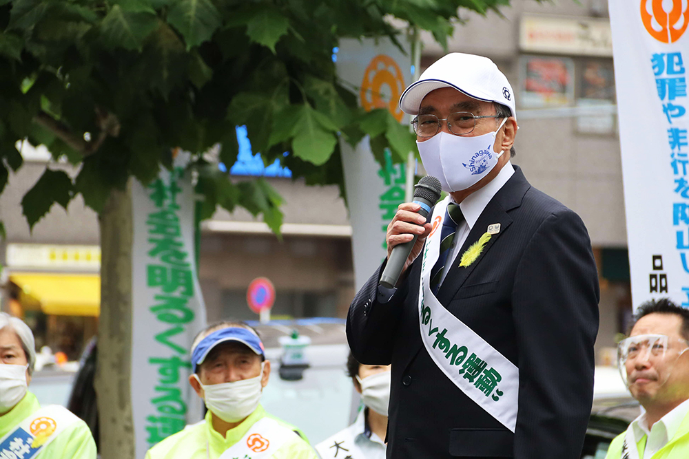 あいさつをする濱野区長