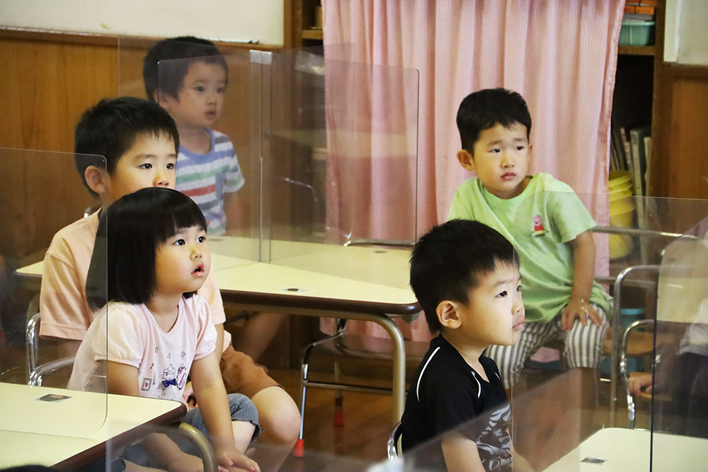 紙芝居に見入る子どもたち