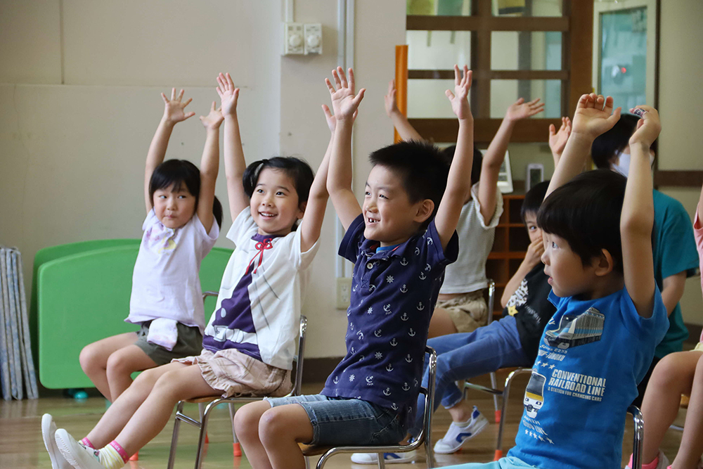 3択クイズに答える子どもたち