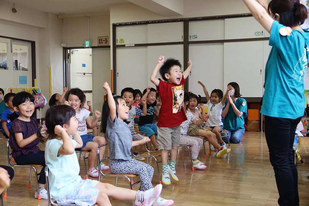 クイズに正解して大喜びの子どもたち