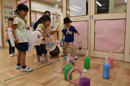 わなげを楽しむ子どもたち