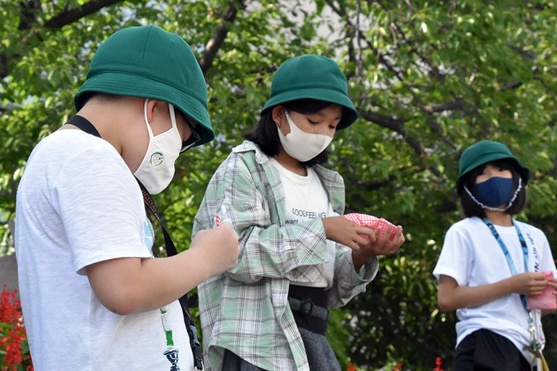 種を確認する子ども3人