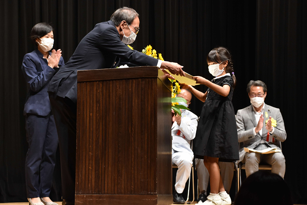 賞状を受け取る城南小学校の齊藤さん