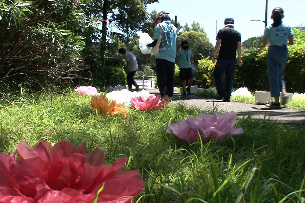 花のオブジェを飾る