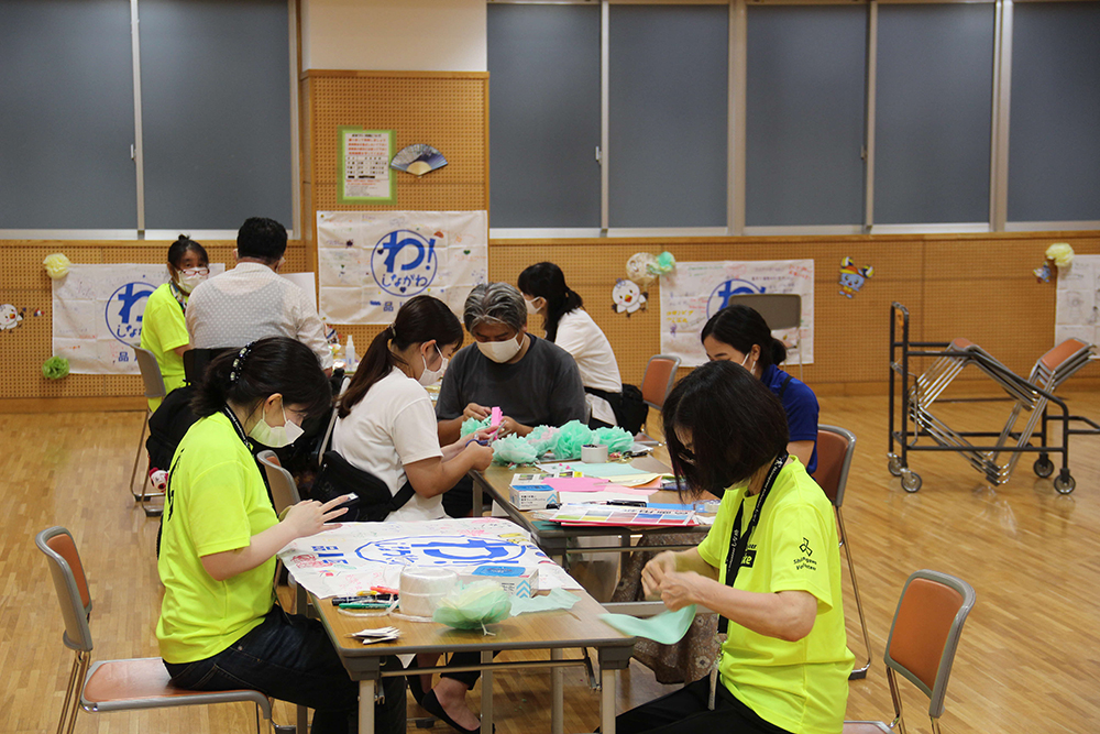 飾り付けに使うお花を作るしな助