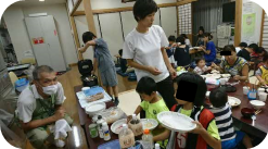 子ども食堂で食事をする皆さん