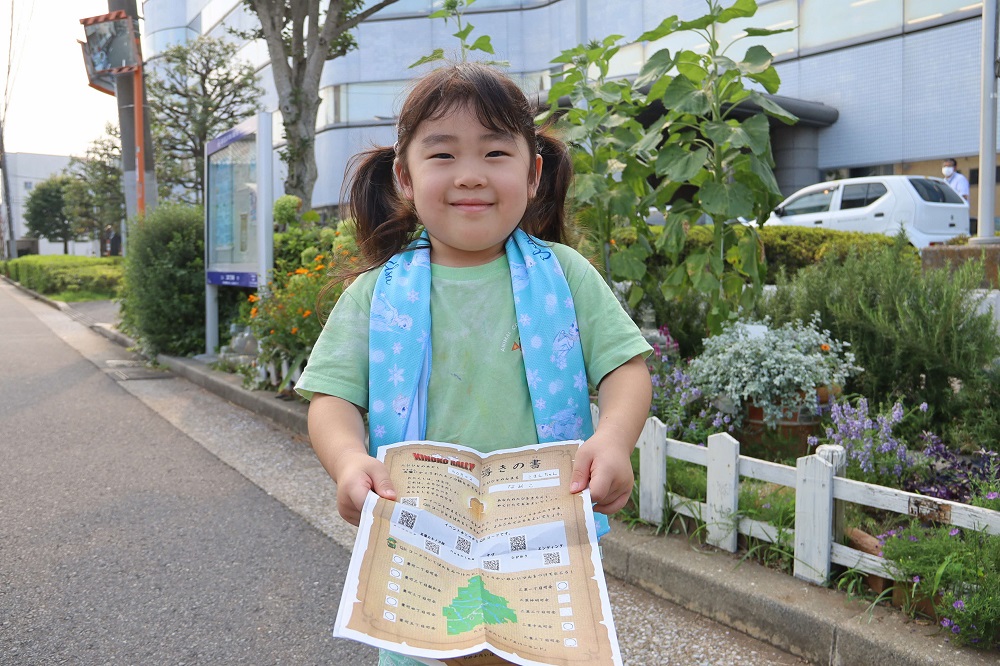 えばこクエストのスタンプラリーの紙を持つ女の子