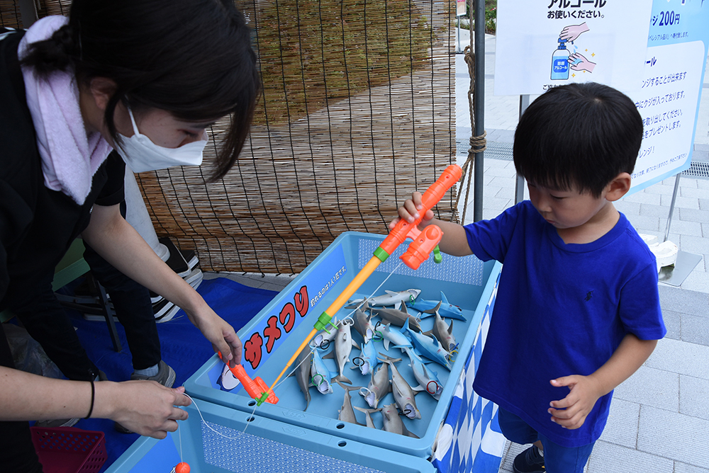 サメつりを楽しむ男の子