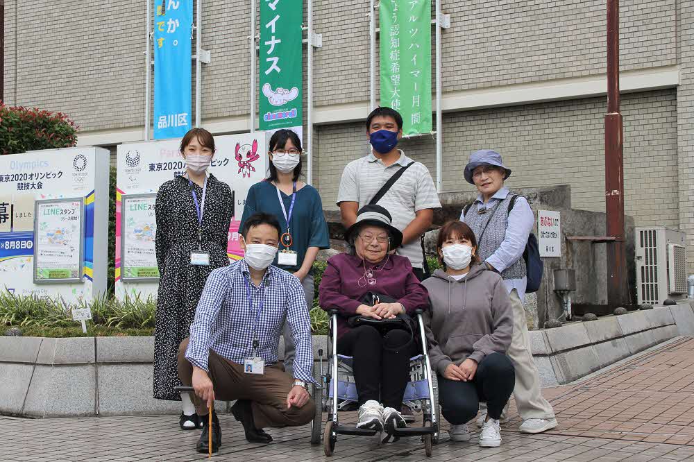 関係者と岩田さんの集合写真