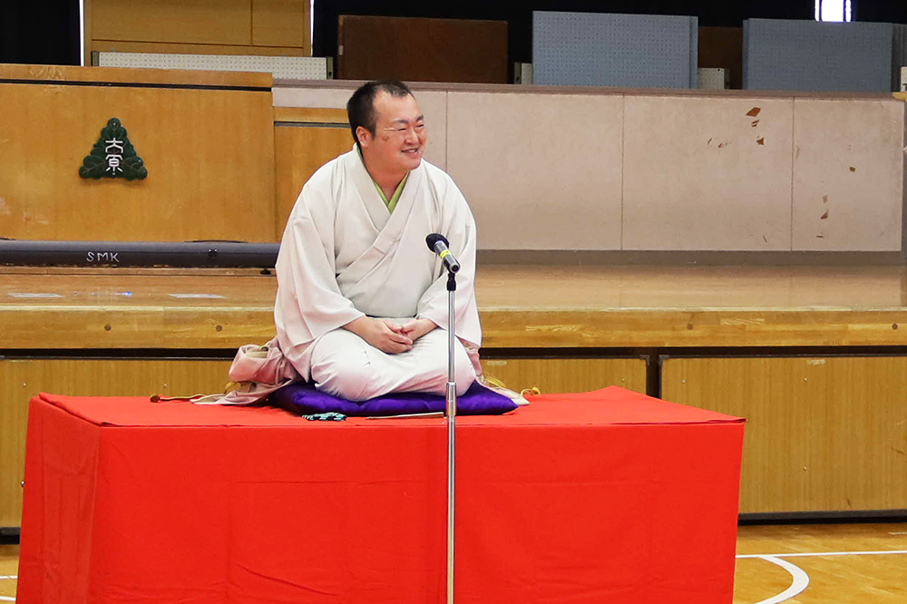 落語を披露する枝太郎さん