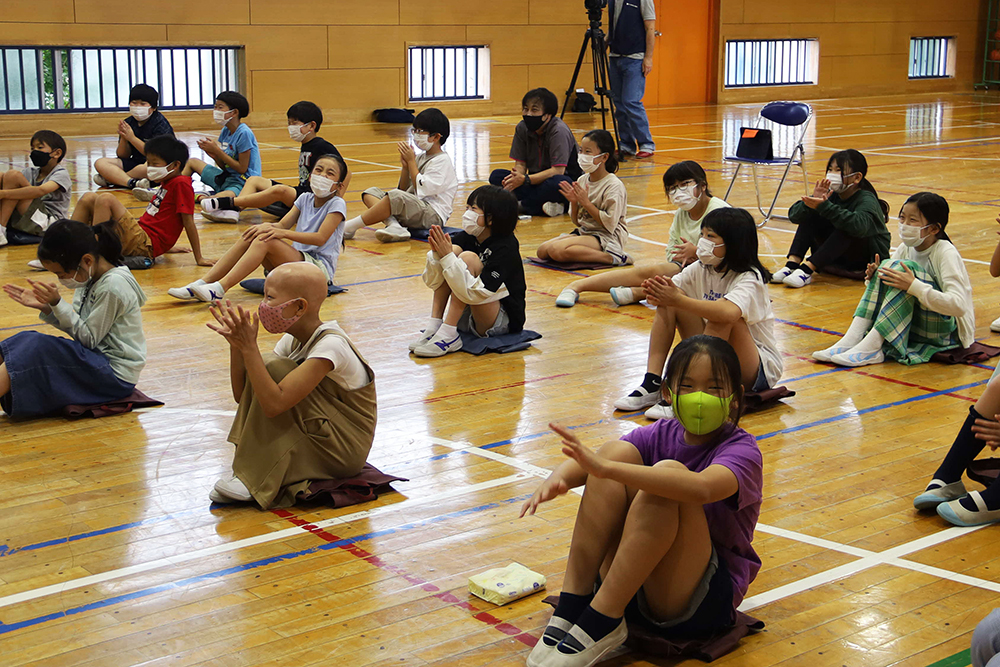 笑顔で拍手する女の子たち