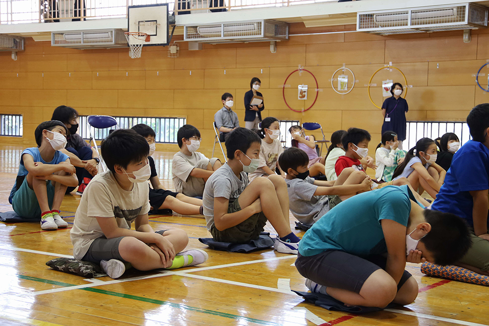 頭を抱えて笑う男の子たち