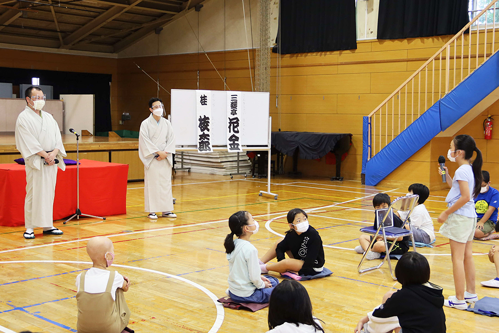 授業後、子どもたちからの感想を聞くお二人