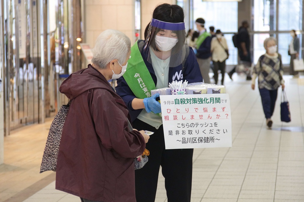 高齢者からの質問に答えている職員