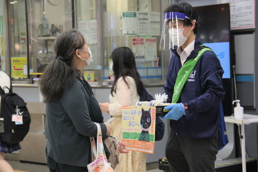 女性と質問を受ける職員