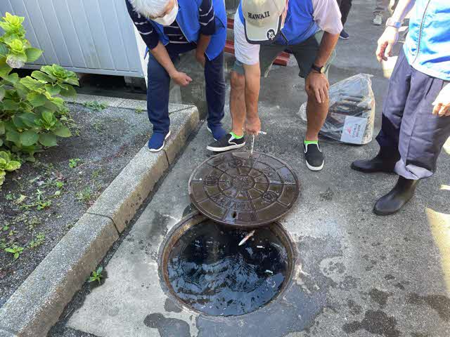 西大井四丁目町会　貯水槽の蓋開け確認