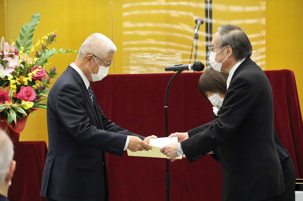 受賞者と濱野区長