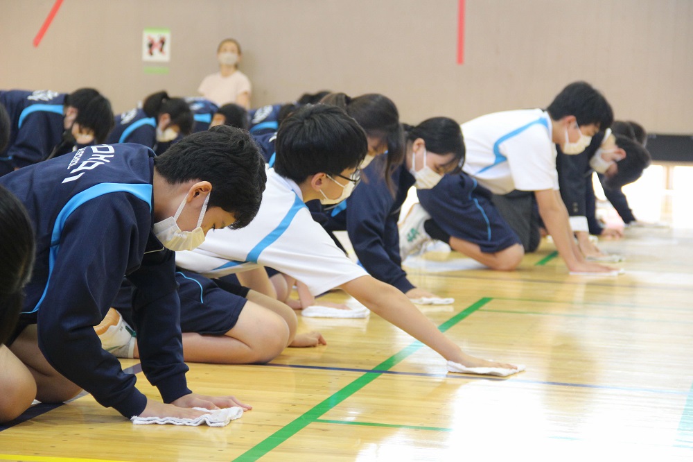 真剣なまなざしで拭き掃除を行う生徒