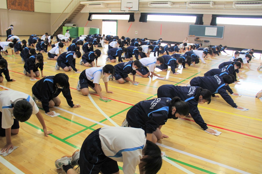 雑巾で己を書く生徒